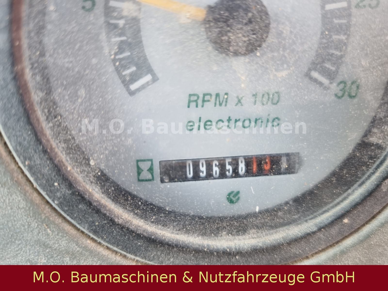 Fahrzeugabbildung Komatsu WB 93R-2 / Palettengabel / Klappschaufel