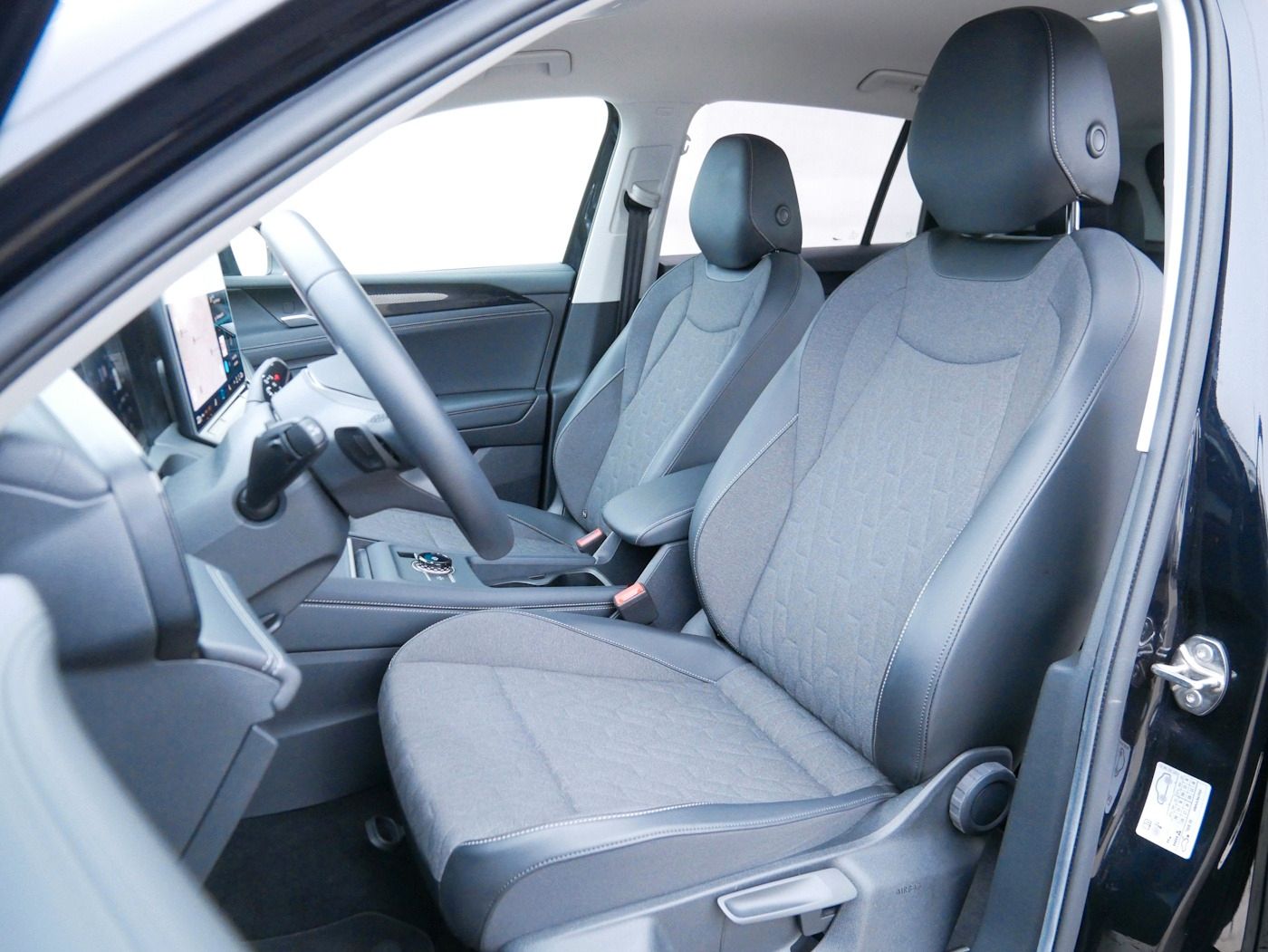 Fahrzeugabbildung Volkswagen Tiguan 1.5 eTSI Life NEU52T Matrix AHK Kamera AC