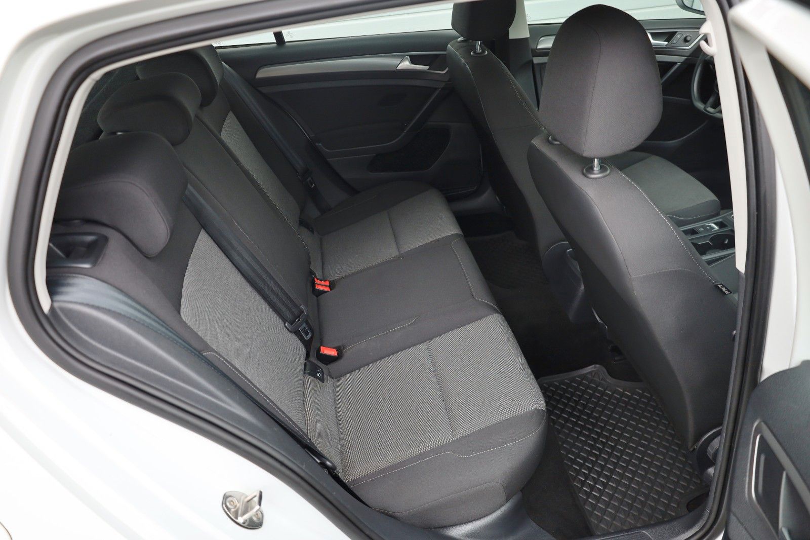 Fahrzeugabbildung Volkswagen Golf VII Lim. Trendline Panorama,8 fach bereift!
