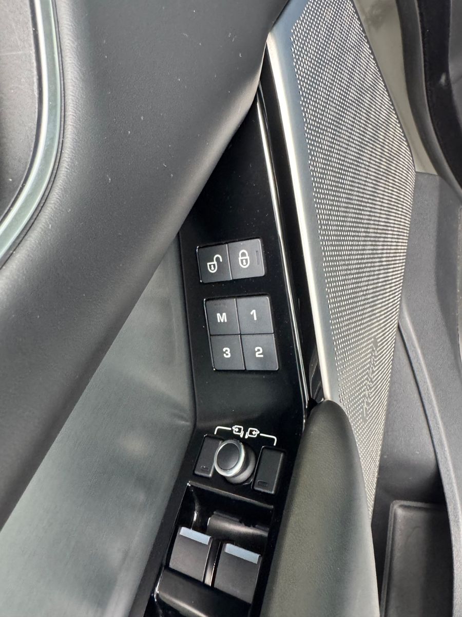 Fahrzeugabbildung Land Rover Range Rover Velar R-Dynamic HSE