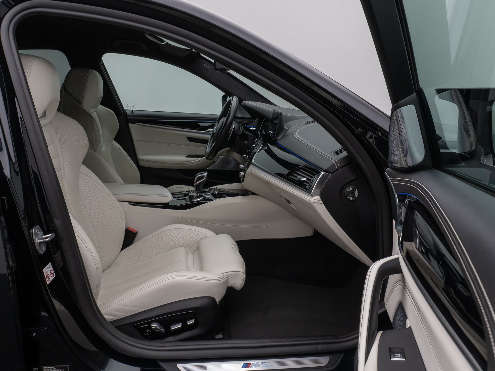 Fahrzeugabbildung BMW M5 xD 360°HUD DAB B&W SoftCl Massage Komfort