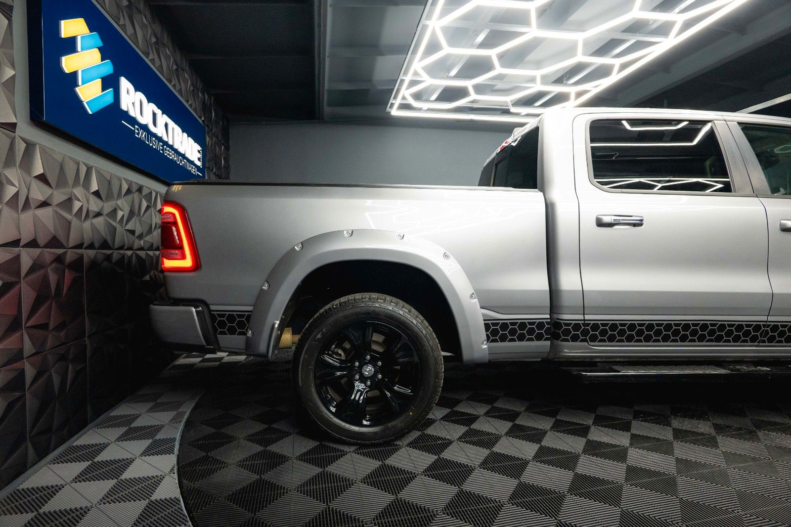 Fahrzeugabbildung Dodge RAM 5.7 V8 HEMI 4x4 Night LARAMIE LONGBED 19%