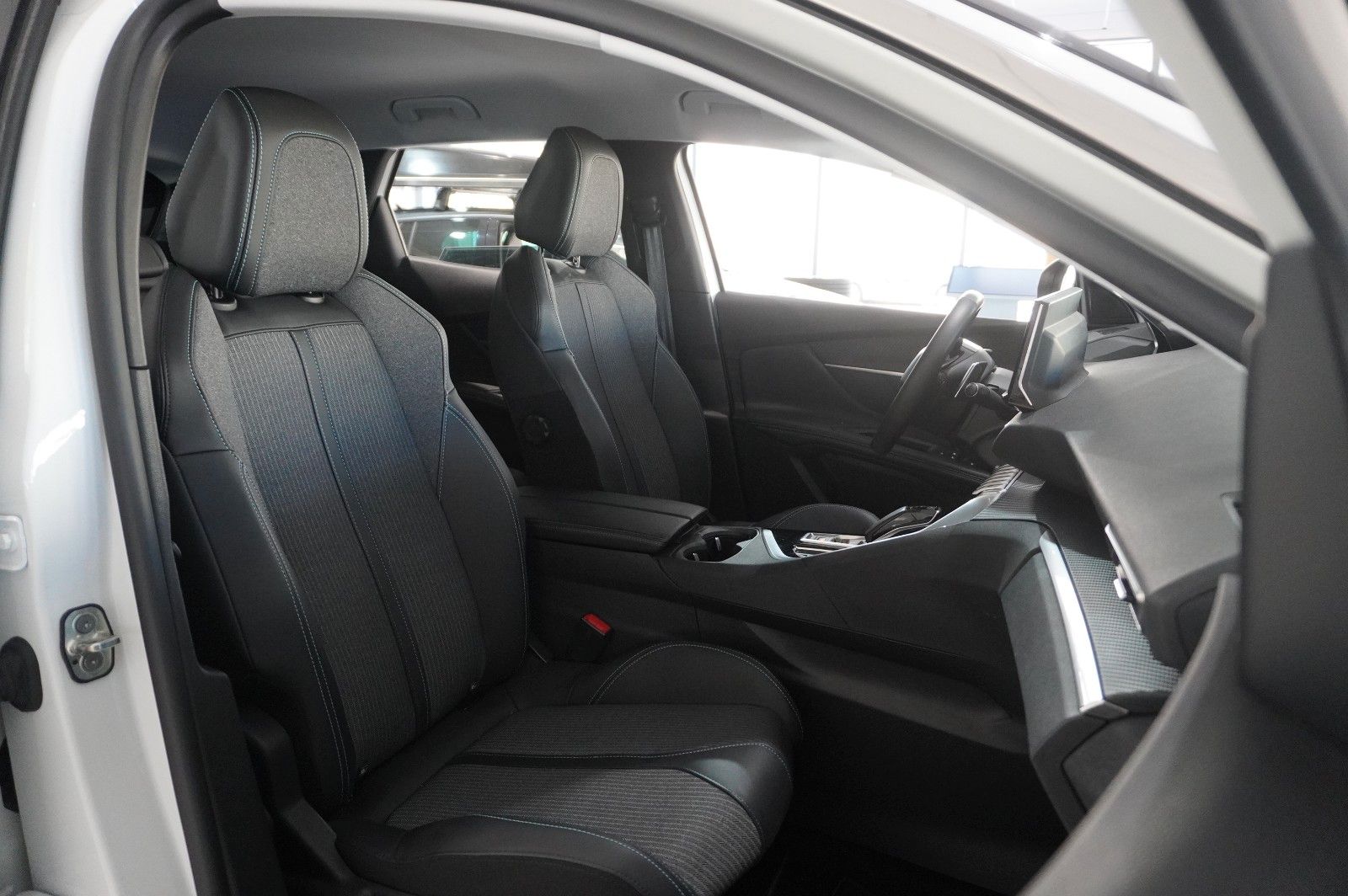 Fahrzeugabbildung Peugeot 3008 Hybrid PHEV ALLURE NAVI/LED/KAMERA/SH/AHK