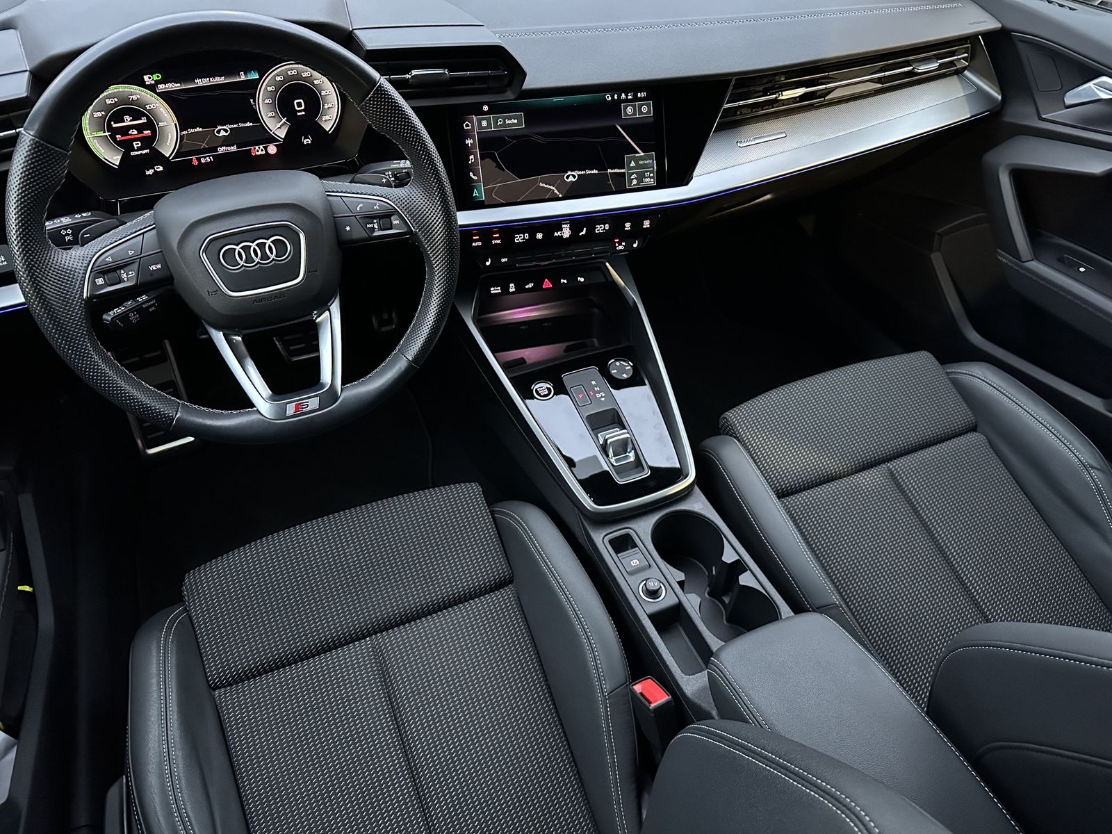 Fahrzeugabbildung Audi A3 SpB 45 TFSIe S-Line NAV+LED+ACC+DSP+AMBIENTE