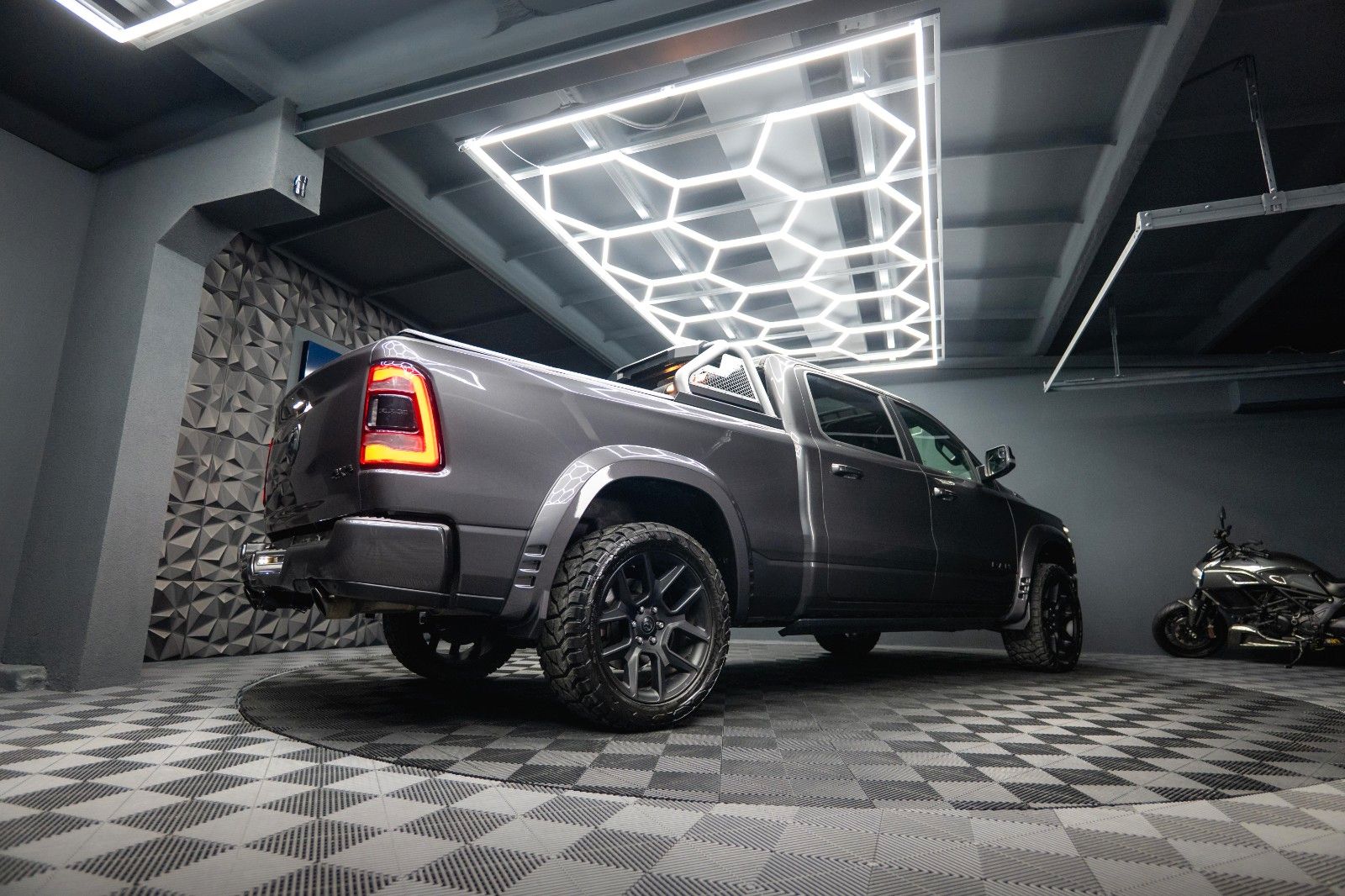 Fahrzeugabbildung Dodge RAM 5.7 V8 HEMI 4x4 Limited Longbed Airmatic 19%