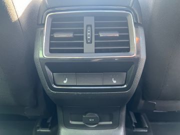 Fahrzeugabbildung SKODA Karoq DSG Drive 125 4x4 Virtuell Navi SHZ uvm.