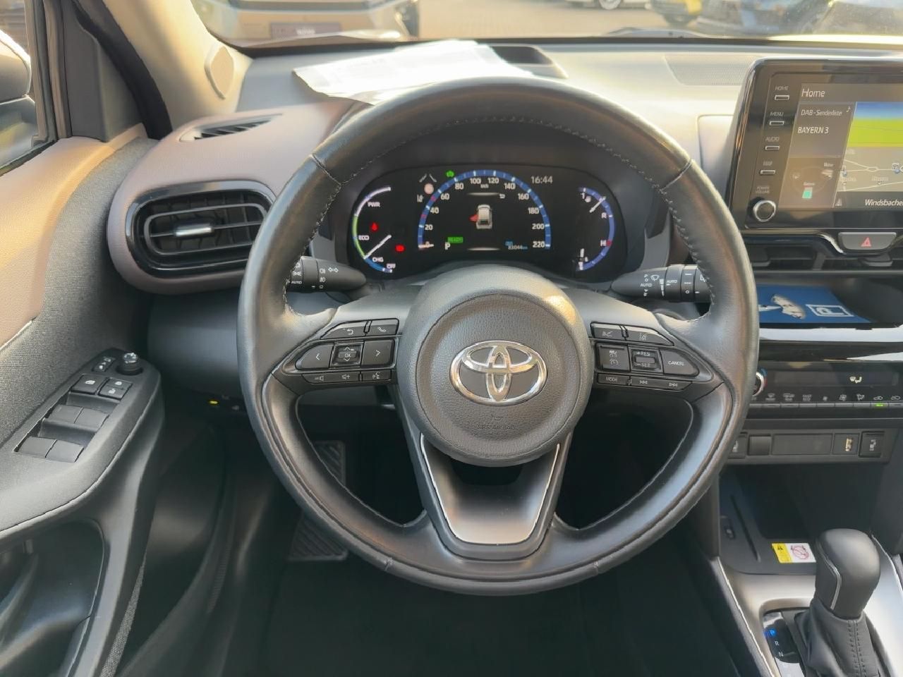 Fahrzeugabbildung Toyota Yaris Cross 1,5 Hybrid Elegant*NAVI *PDC *Pano*