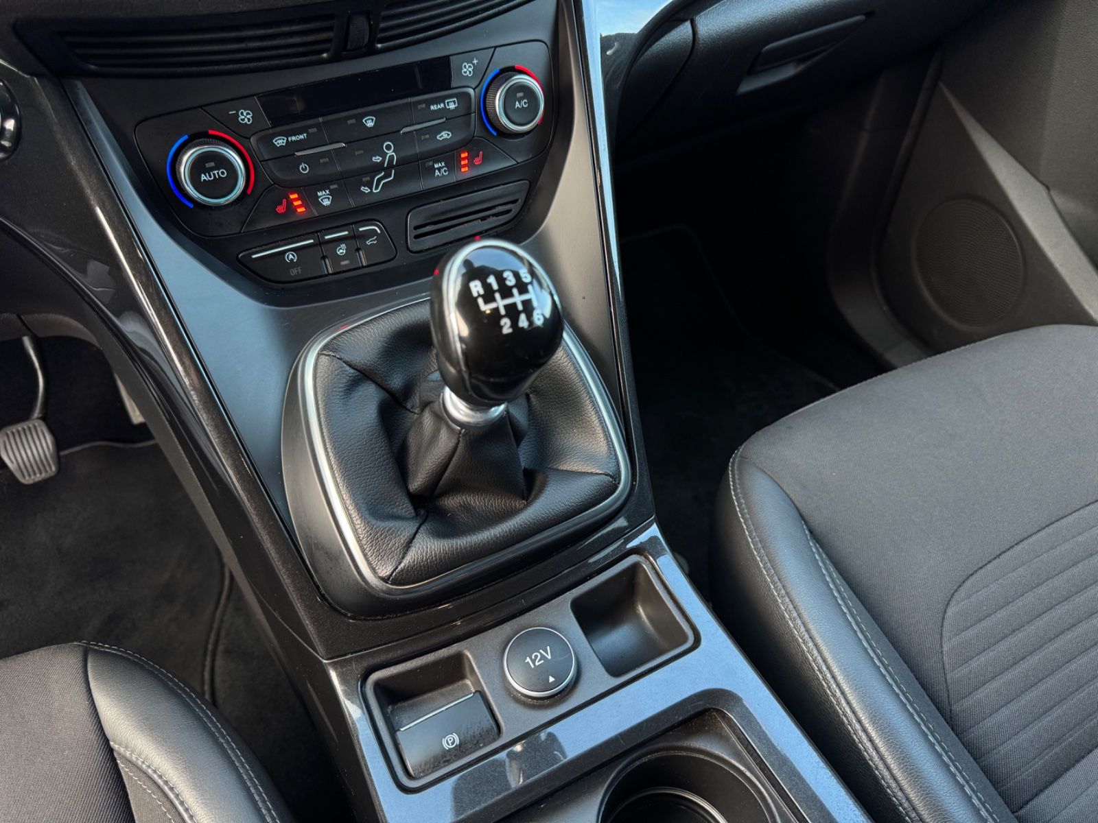 Fahrzeugabbildung Ford Kuga Titanium*LED*8Fach Alu*Kamera*Teilleder