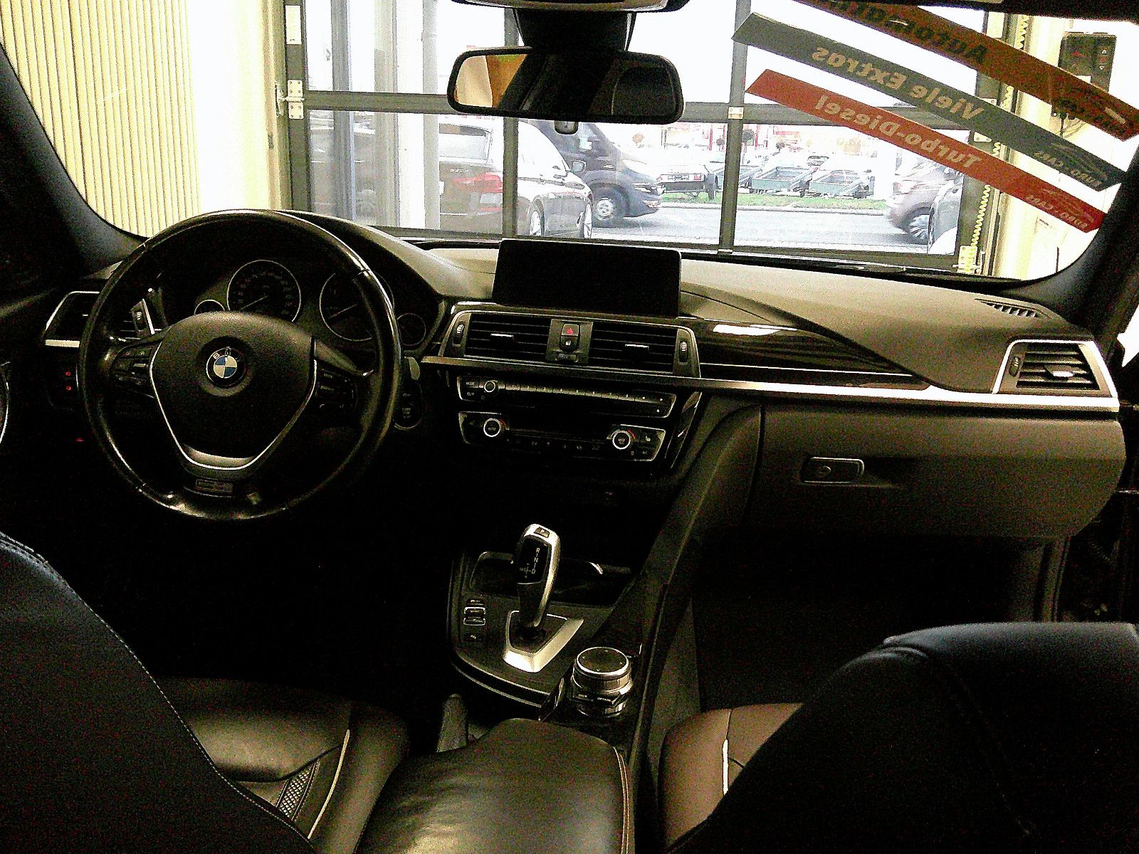 Fahrzeugabbildung BMW 320d xDrive Luxury Line / NAVI / LEDER /H&KSOUND