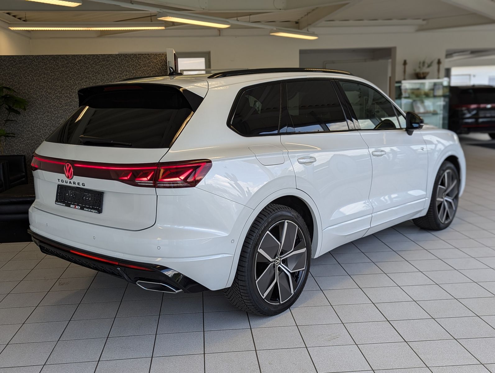 VW Touareg 3.0 TDI 4M R-Line Komfort-Paket UPE 111T - Image 7