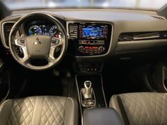 Fahrzeugabbildung Mitsubishi Outlander 2.4 PLUG-IN HYBRID 4WD Top