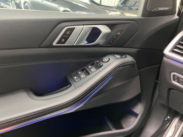 Fahrzeugabbildung BMW X5 xD30d M Sport Laser HUD Kamera Panorama H/K