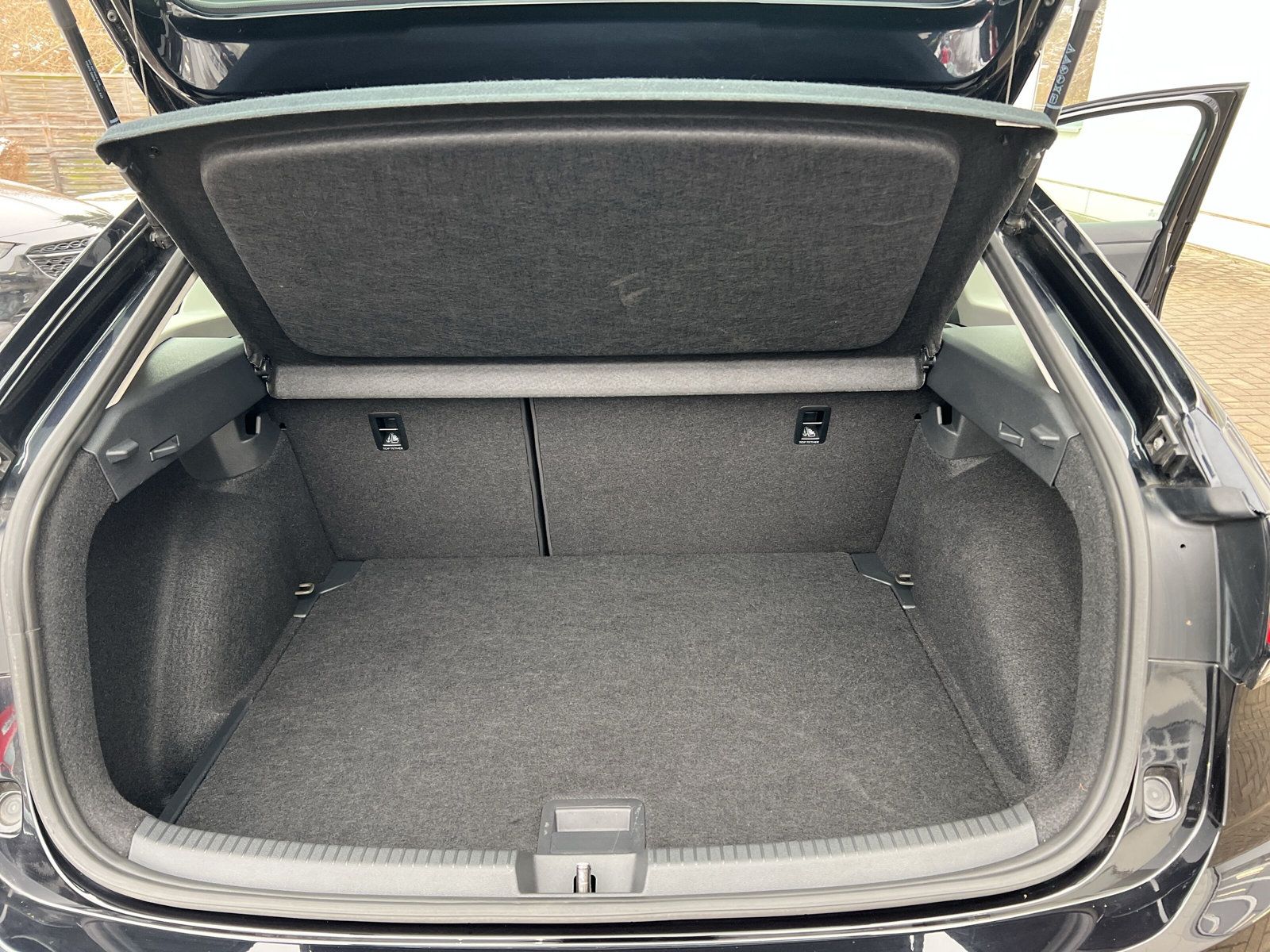 Fahrzeugabbildung Volkswagen Taigo 1.0 TSI DSG Life LED VIRTUAL NAVI SHZ