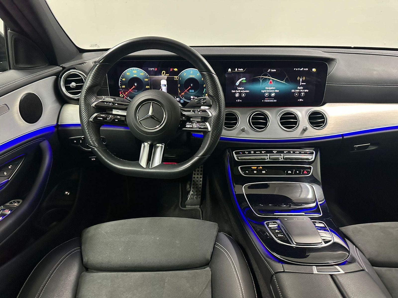 Fahrzeugabbildung Mercedes-Benz E 300 de 4MATIC T AMG-LINE*PANO*AHK*MAGNO