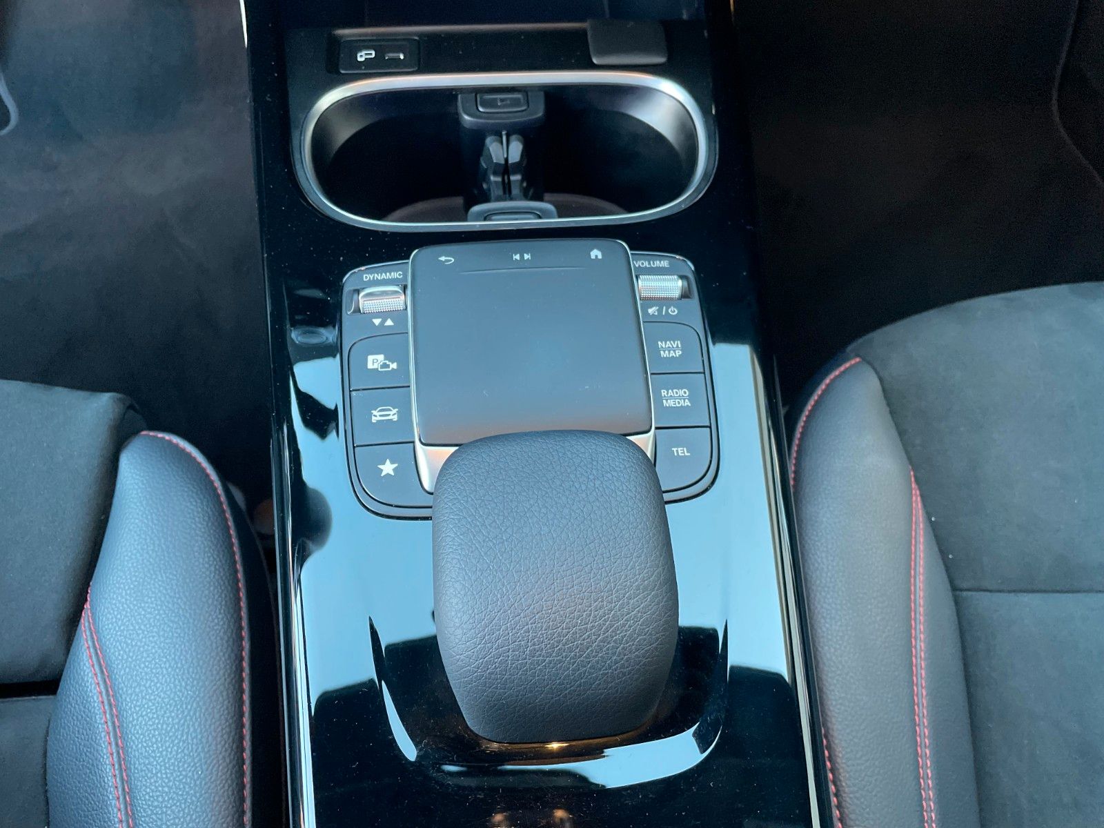 Fahrzeugabbildung Mercedes-Benz A 250e Limo+AMG+Ambiente+RFK+19Zoll+MBUX+LED+