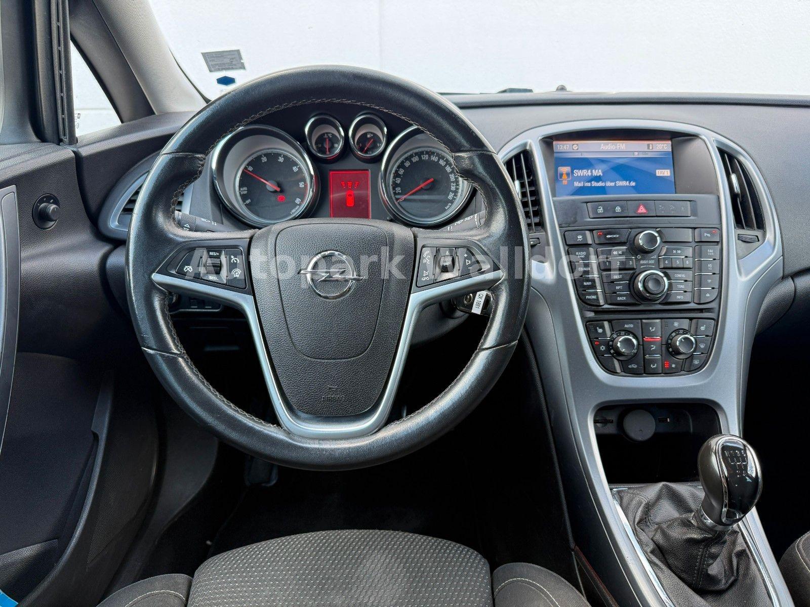 Opel Astra 2013 — photo 13