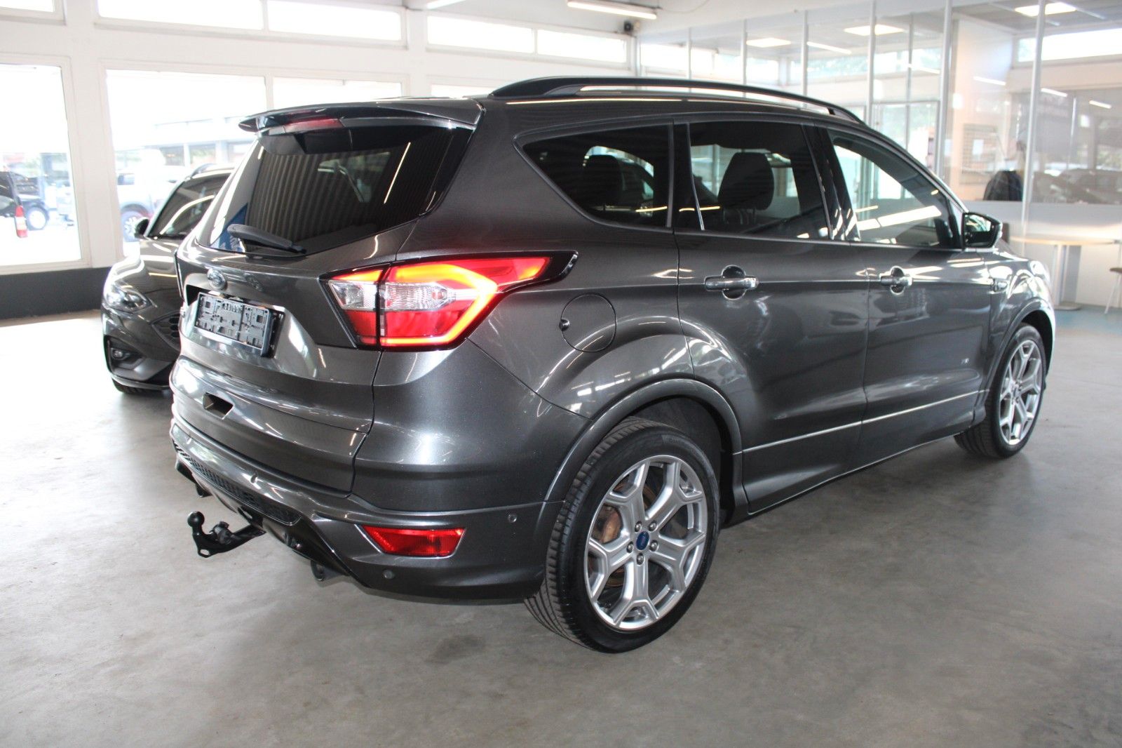 Fahrzeugabbildung Ford Kuga ST-Line Aut. 4x4 PANO CAM Xenon WinterPak.