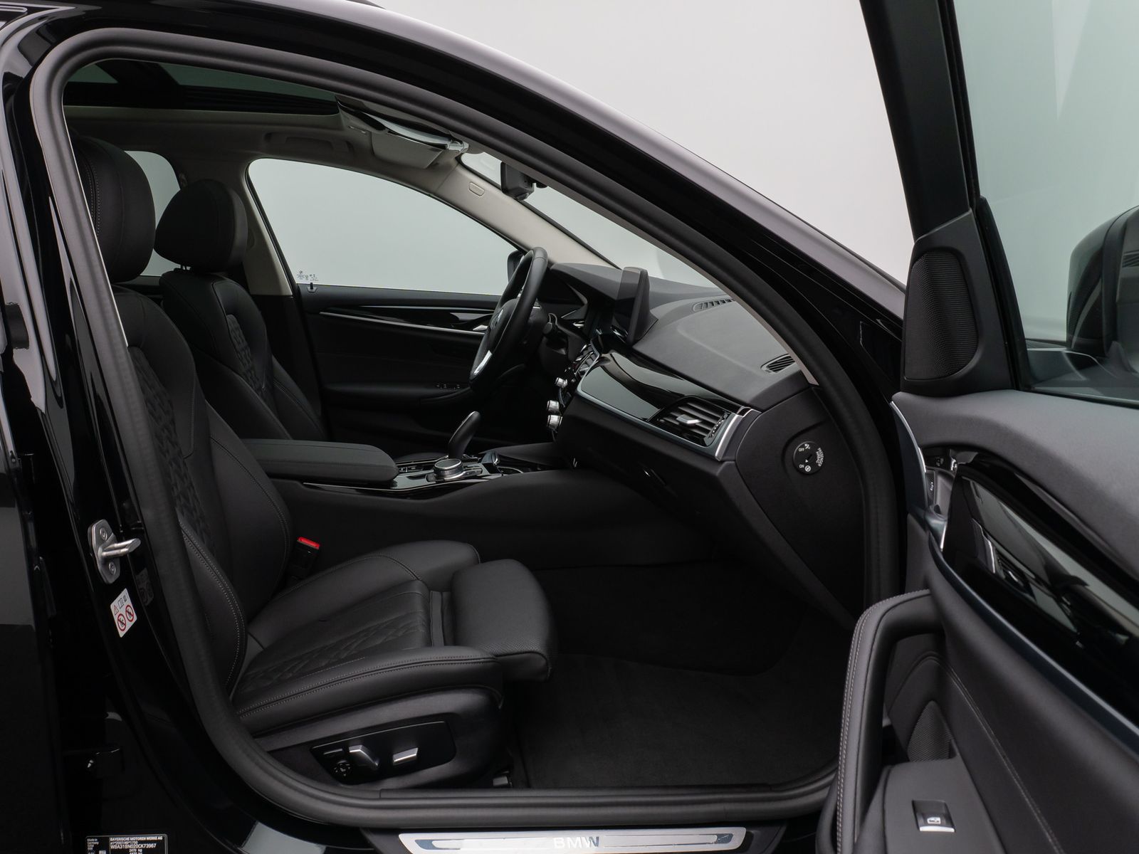 Fahrzeugabbildung BMW 520d Panorama Kamera DAB HiFi ACC Alarm M Sport