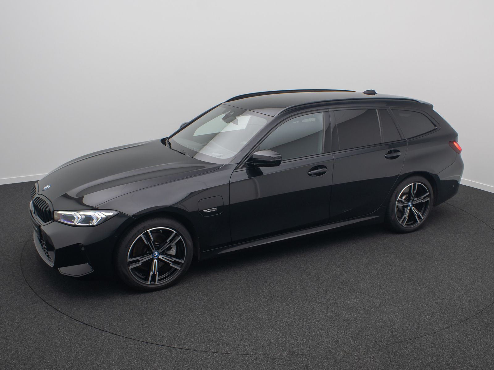 Fahrzeugabbildung BMW 330e xD M Sport HUD DAB Kamera Komfort 18Zoll