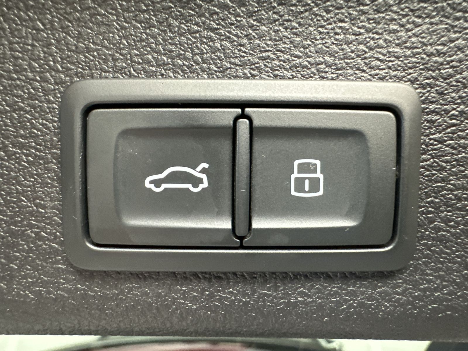 Fahrzeugabbildung Audi A6 Avant 55 TFSI Quattro Sport NAV+LED+AHK+PANO