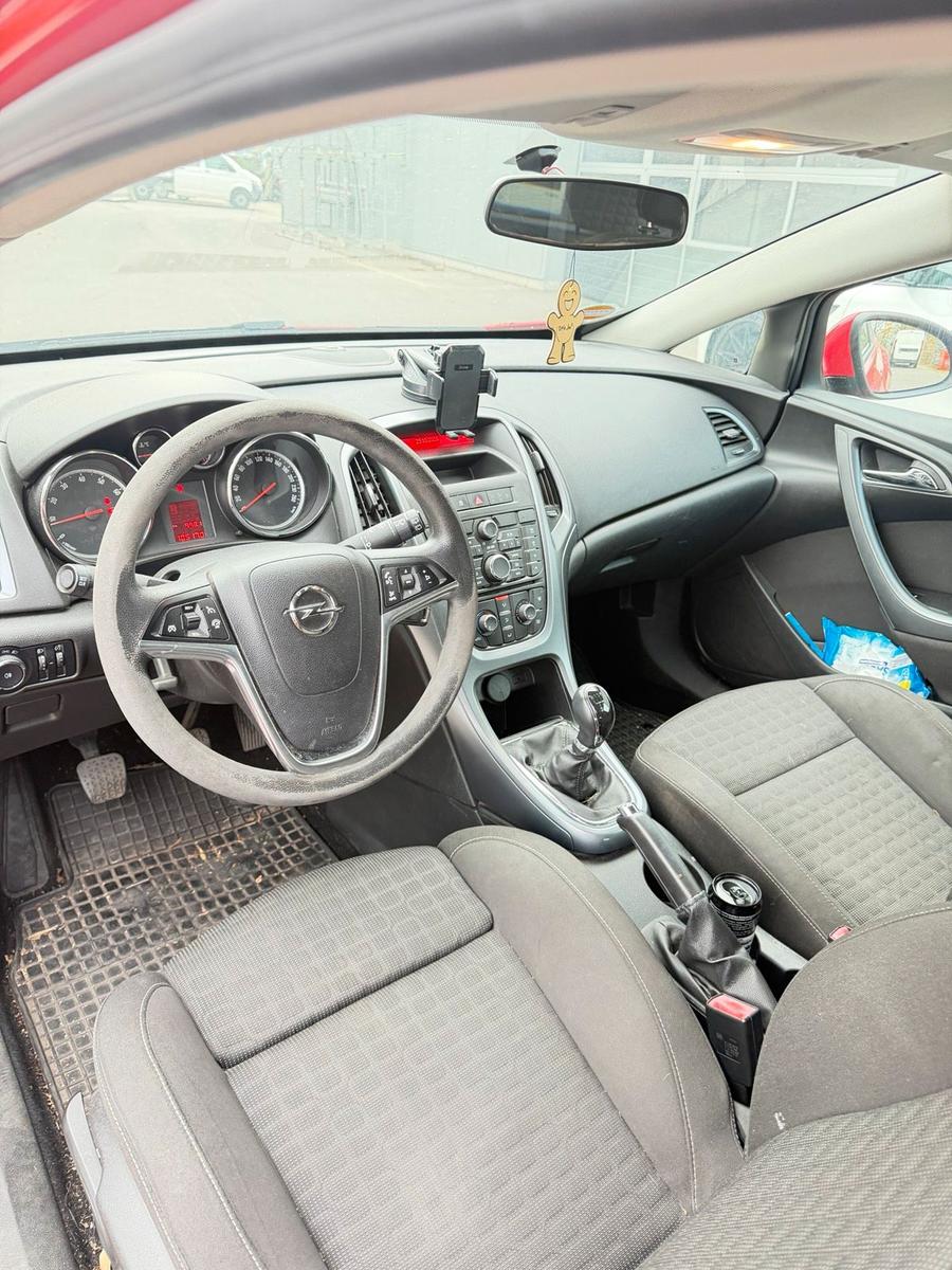 Opel Astra 2013 — photo 10