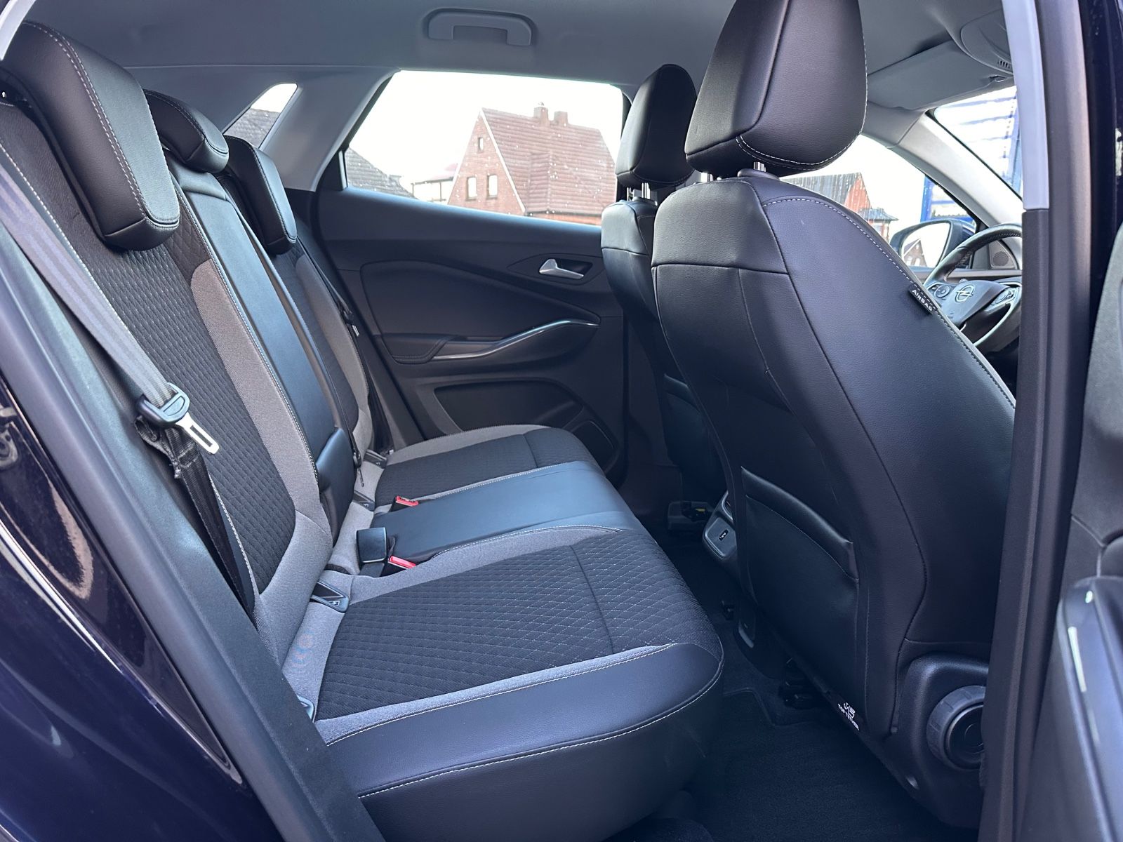 Fahrzeugabbildung Opel Grandland (X) 1.2 Turbo Navi/LED/SHZG/APP/GRA