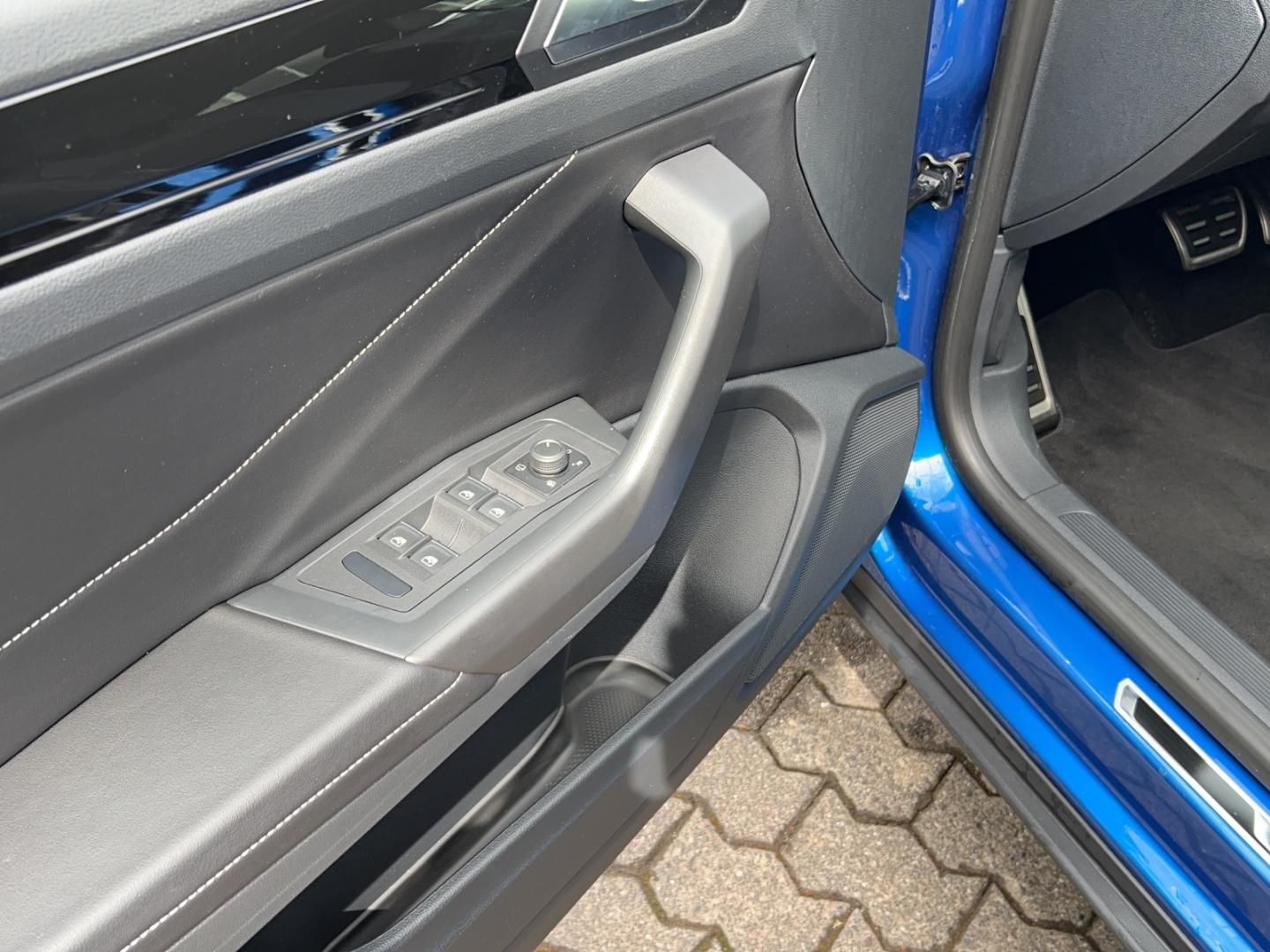 Fahrzeugabbildung Volkswagen T-Roc Cabriolet R-Line 1.5l TSI,Navi, DSG, AHK,