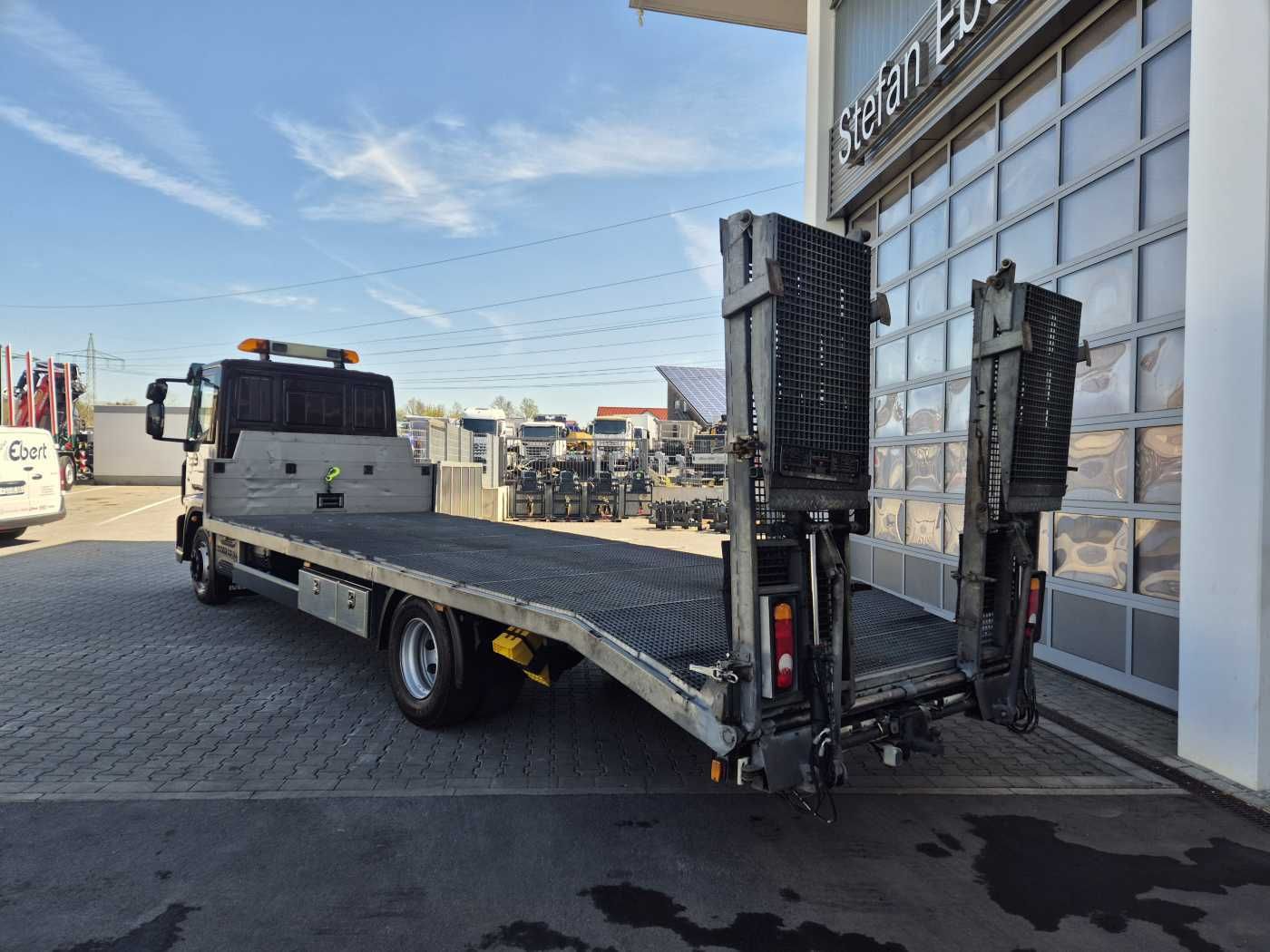 Fahrzeugabbildung Iveco Eurocargo ML140E25/P Maschinentransporter Winde