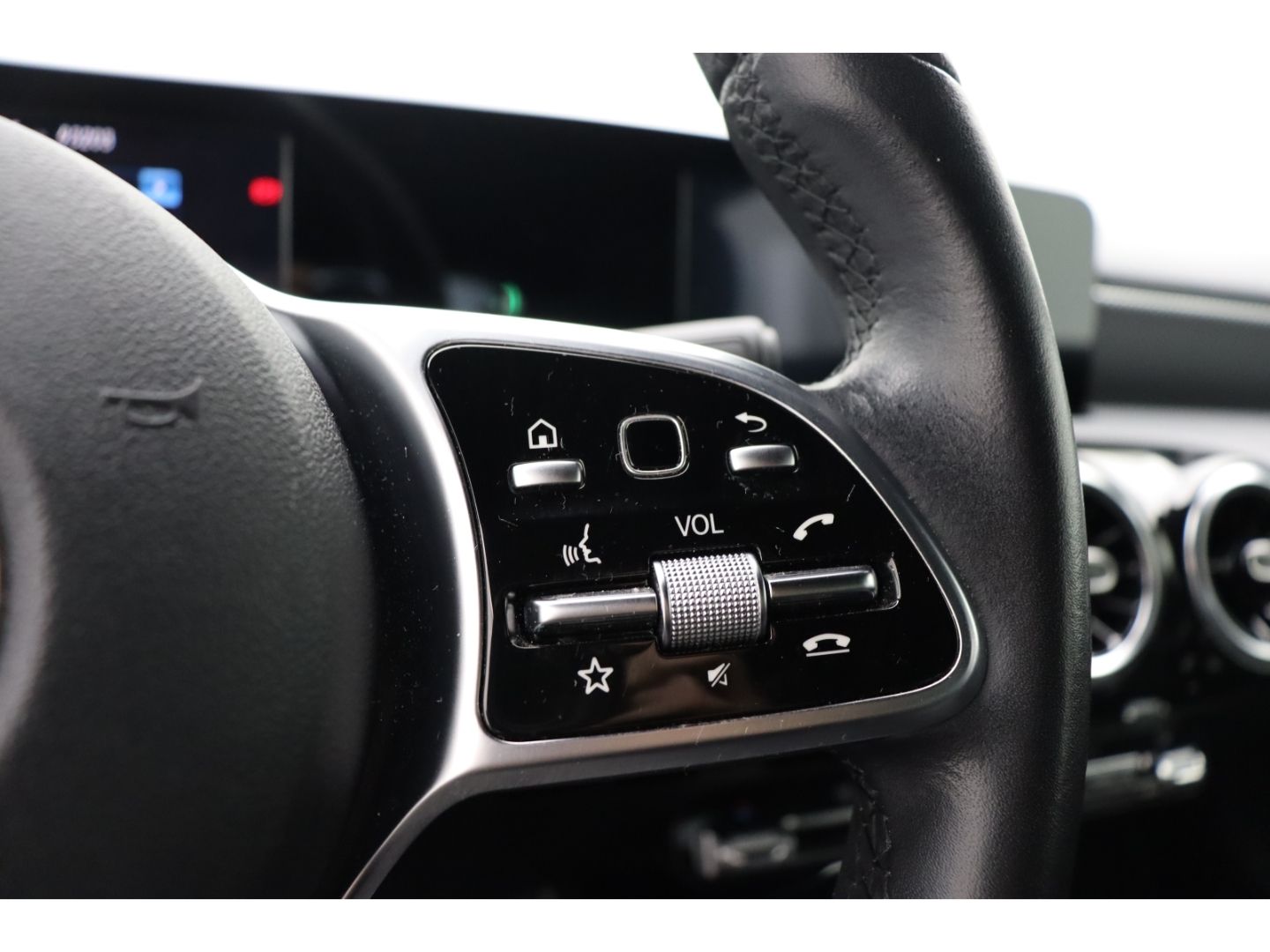 Fahrzeugabbildung Mercedes-Benz A 200 LED SHZ Kamera Navigation Digitales Cockpi
