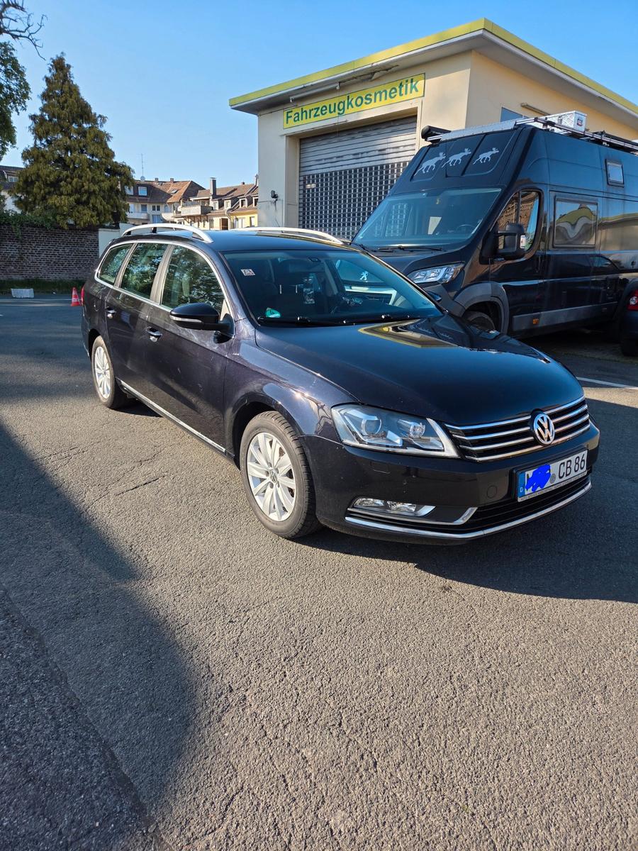 Volkswagen Passat 2012 — вигляд ззаду