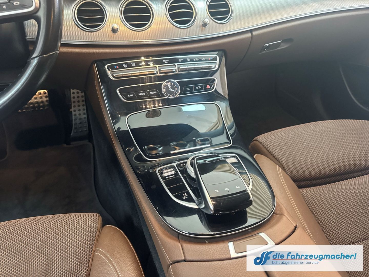 Fahrzeugabbildung Mercedes-Benz E 300 T-Modell de Niveau Navi Digitales Cockpit