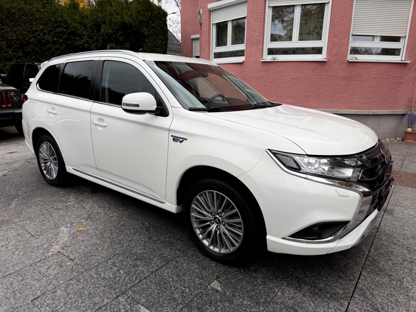 Mitsubishi Outlander 2.4 PHEV 4WD Spirit *Leder*Navi*Kamera
