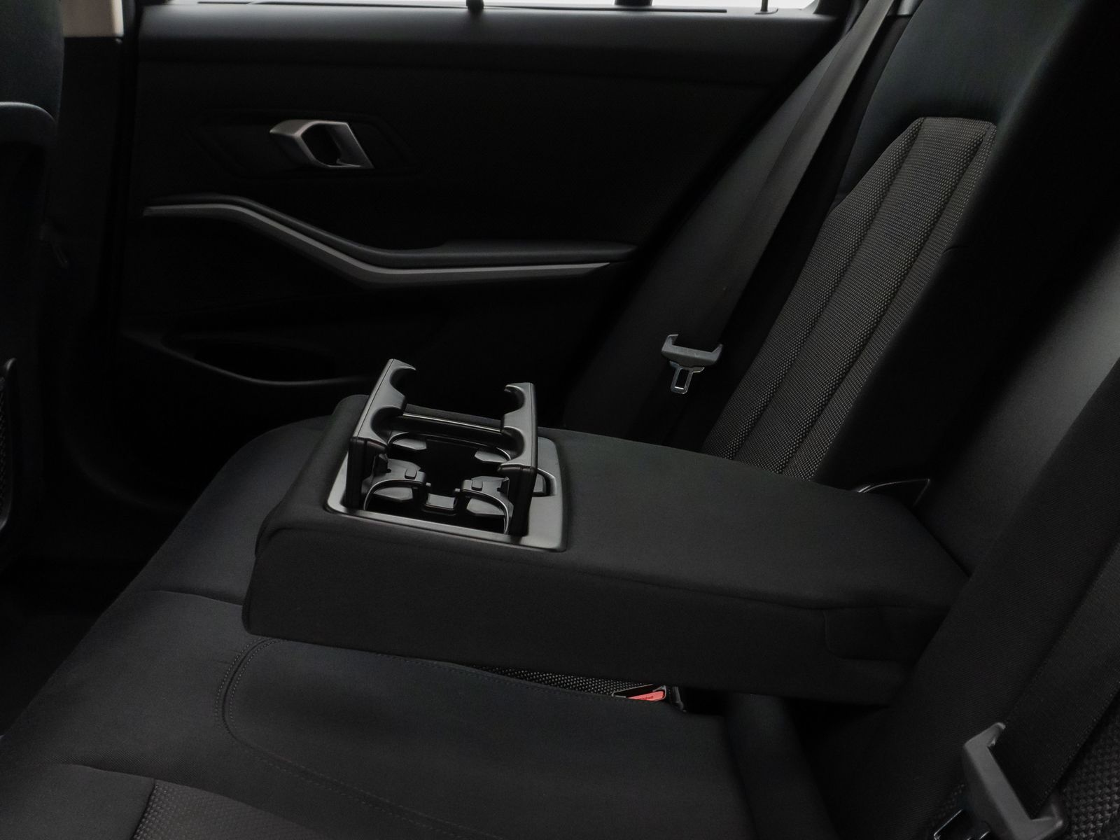 Fahrzeugabbildung BMW 330e Individual DAB HiFi Fernlichtassist PDC LED