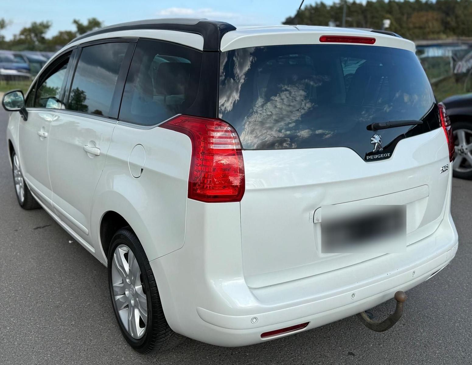 Peugeot 5008 2015 — interior