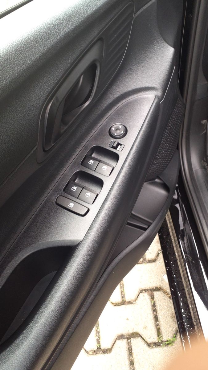 Fahrzeugabbildung Hyundai i20 1.2 Benzin M/T Select 16" ALU SHZ PDC KLIMA