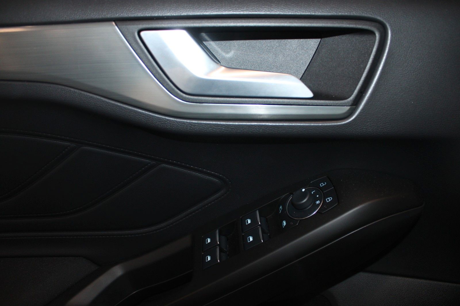 Fahrzeugabbildung Ford Focus MHEV Titanium Turnier LED NAVI WinterPaket