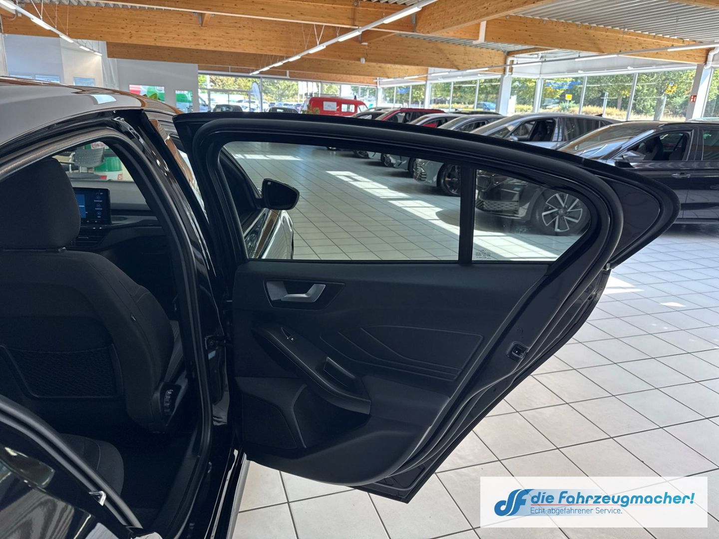 Fahrzeugabbildung Ford Focus ST-Line Navi LED ACC Apple CarPlay Android