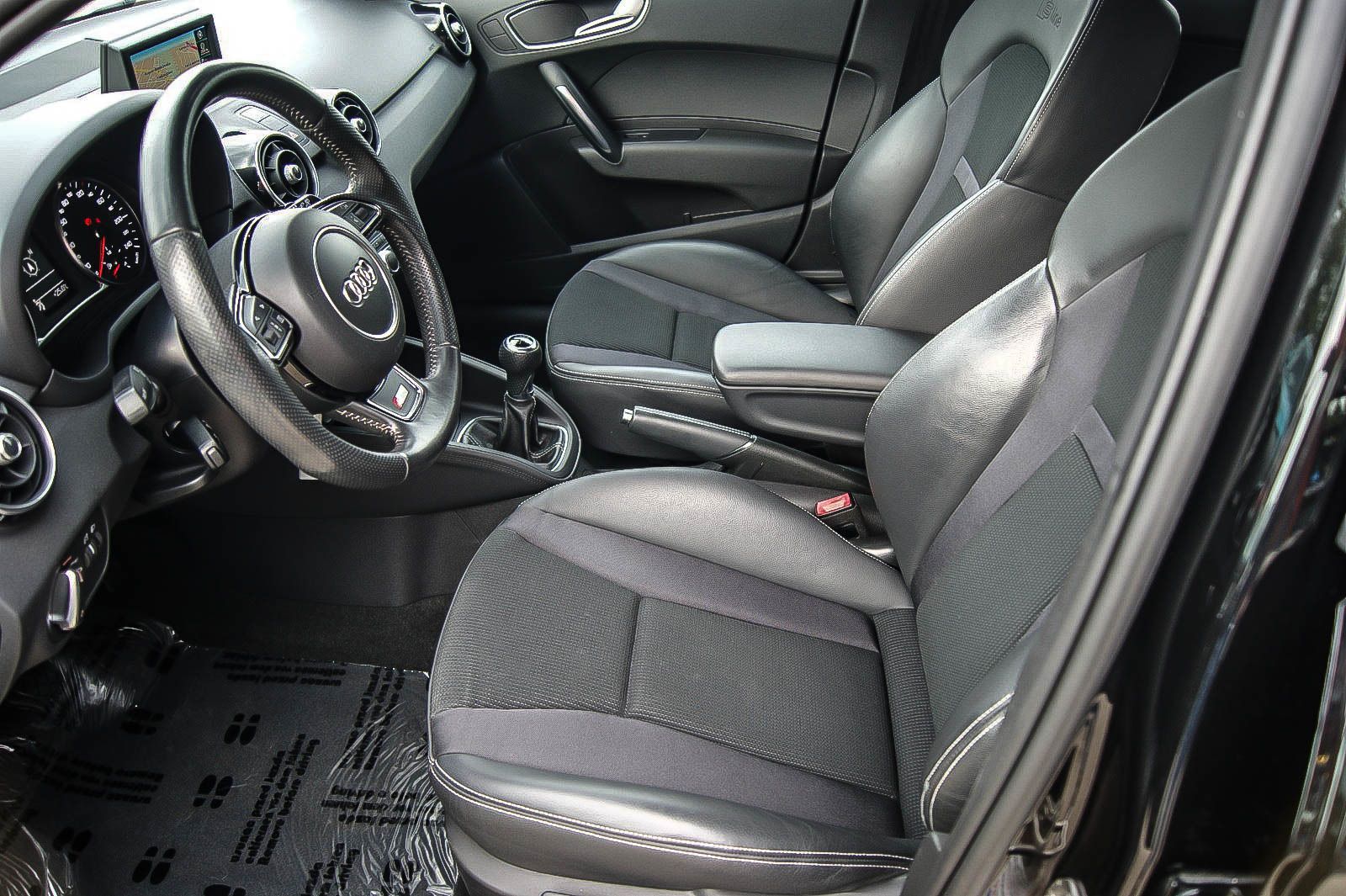 Fahrzeugabbildung Audi A1 Sportback S line Sportpaket NAVIGATION PDC