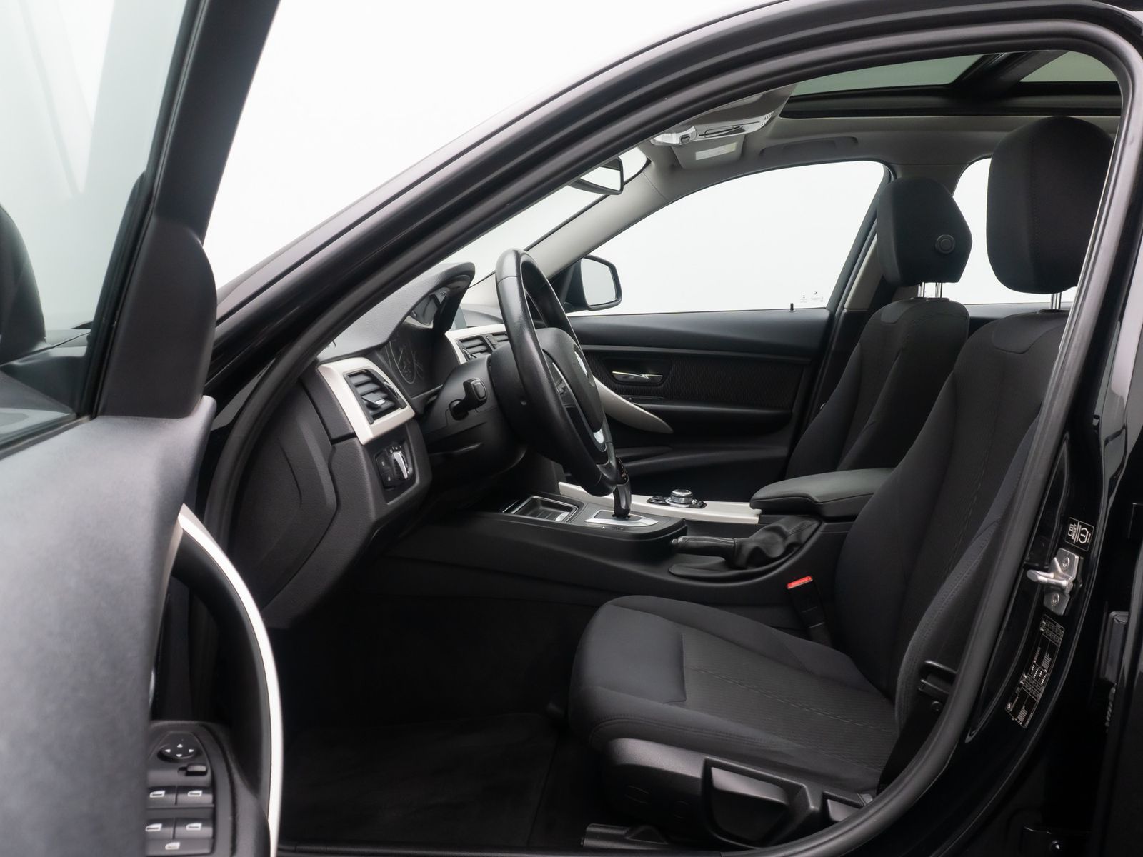 Fahrzeugabbildung BMW 320d PDC Panorama NaviBusiness KlimaAut Regensen
