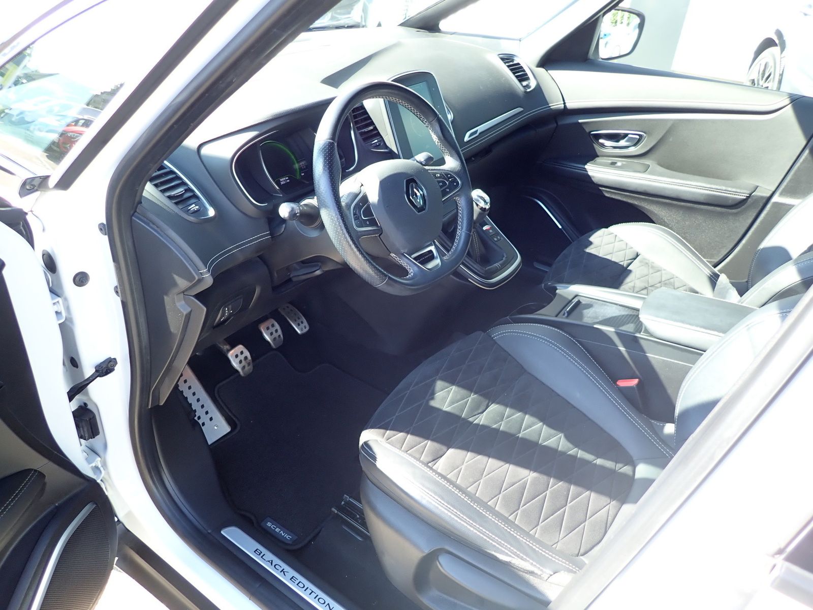 Fahrzeugabbildung Renault Scenic Black Edition TCe 140 /NAVI/GLASDACH/GJR