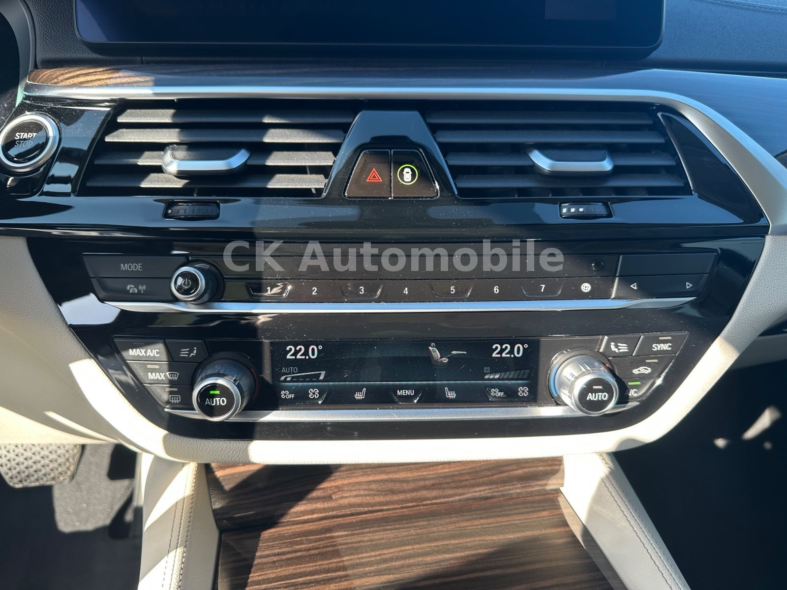 Fahrzeugabbildung BMW 530e xDrive Touring Luxury Line/Pano/LED/Kam/AHK