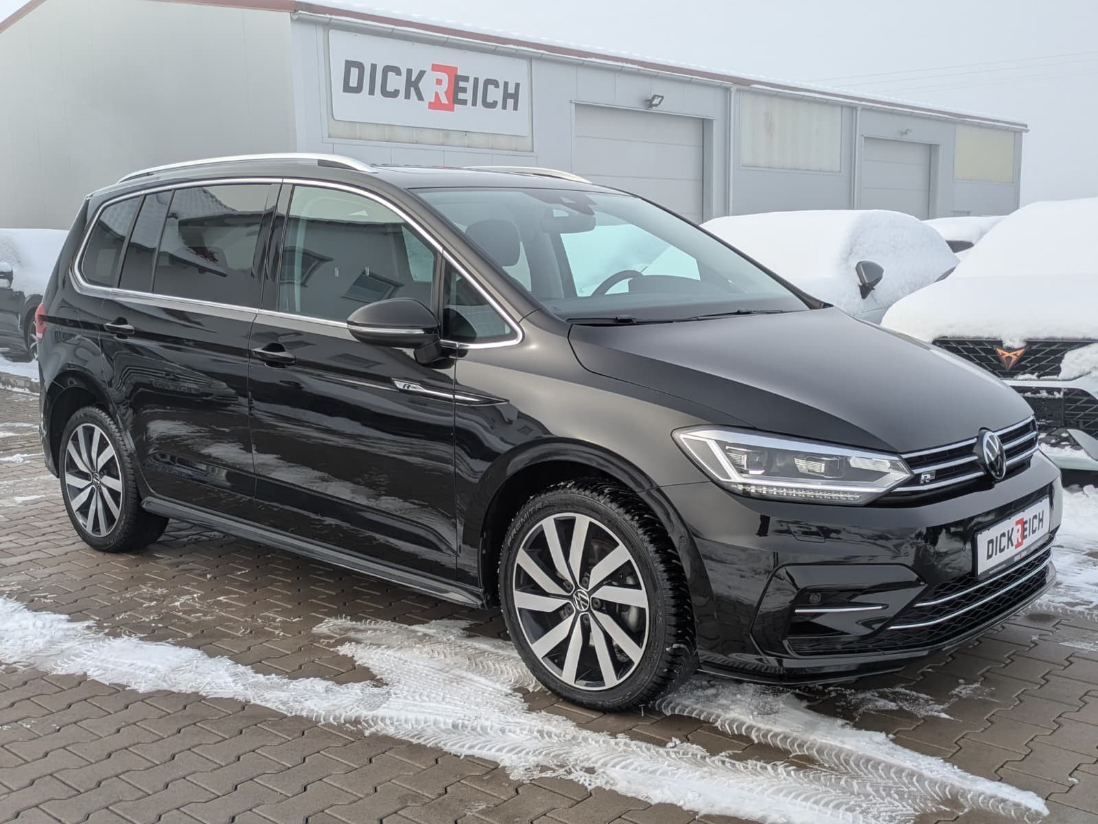 Fahrzeugabbildung Volkswagen Touran 2.0 DSG R-Line High. Pano 7-Si IQ.Dri AHK
