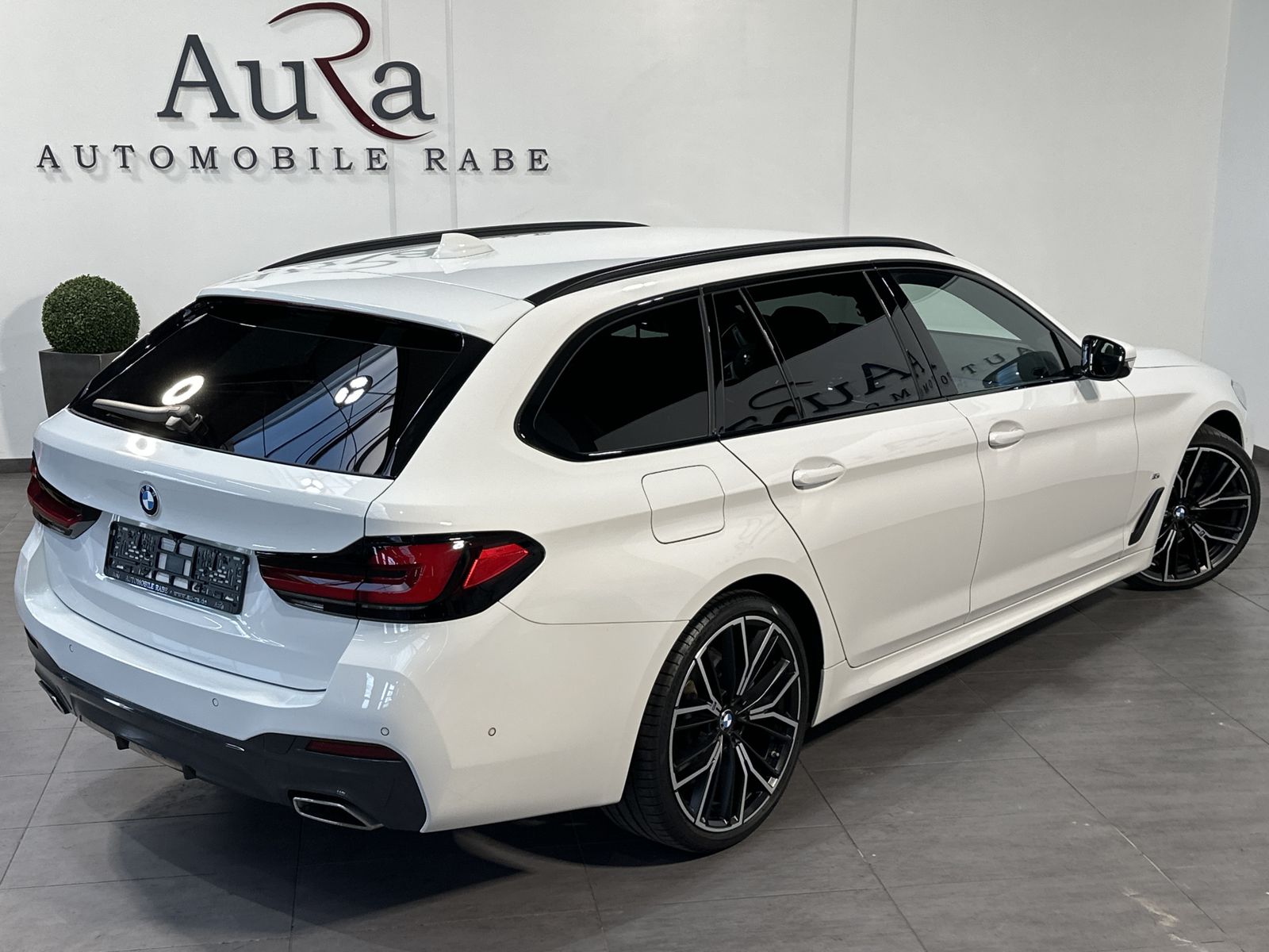 Fahrzeugabbildung BMW 520d Touring xDrive M-Sport NAV+LED+AHK+HEAD-UP