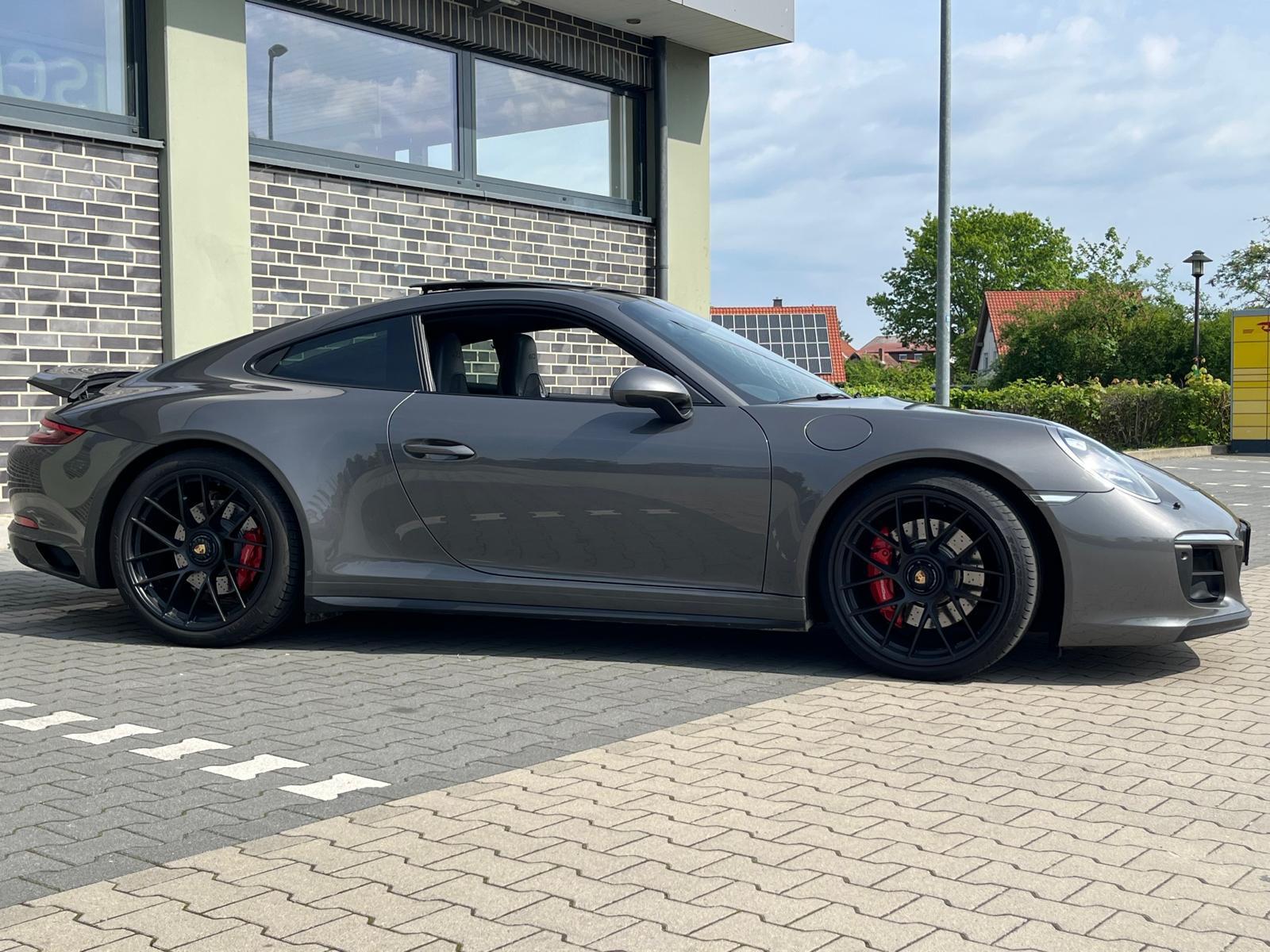 Porsche 911 Carrera GTS