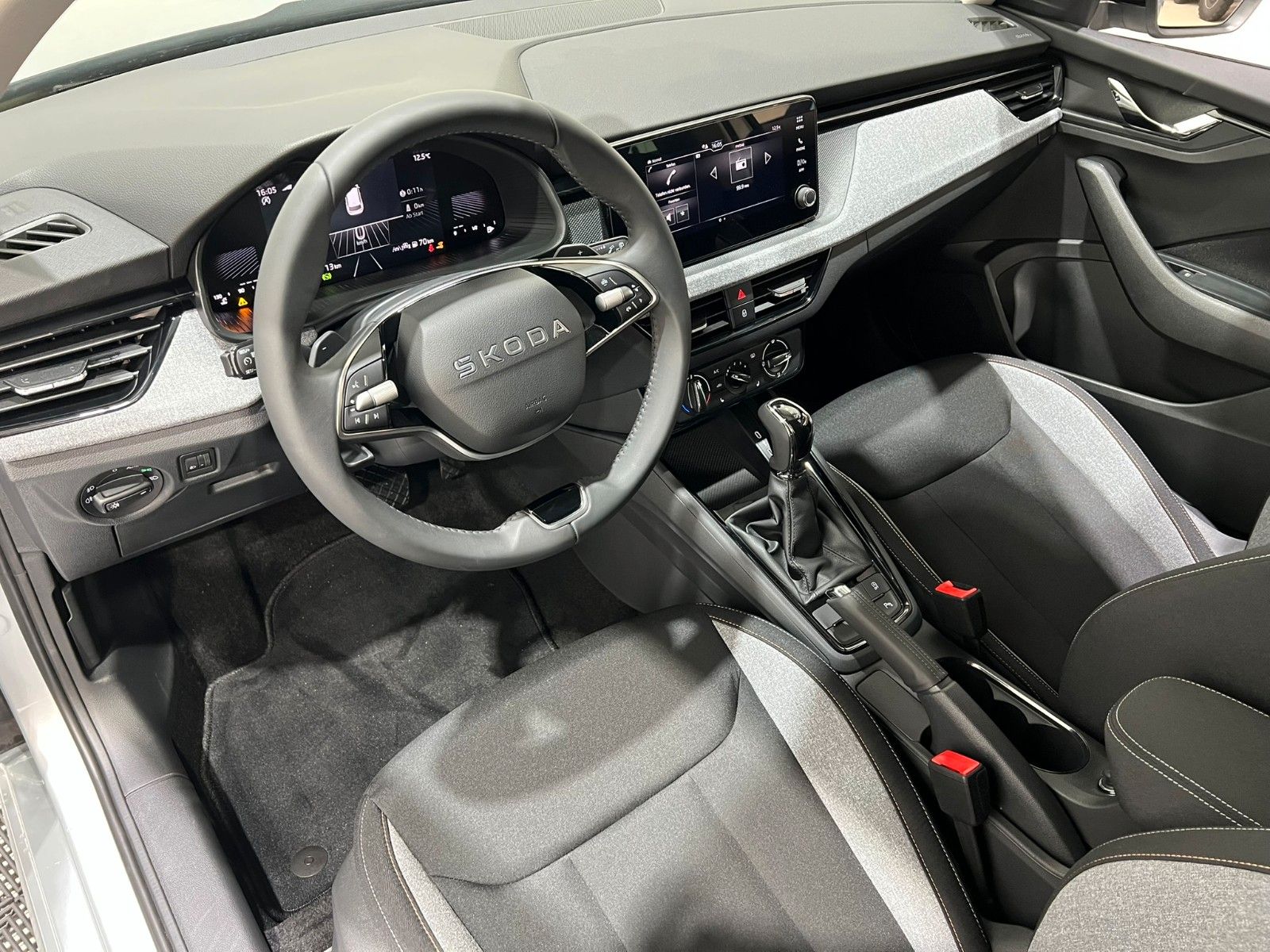 Fahrzeugabbildung SKODA Kamiq Selection / DSG / Kamera / 17 Zoll