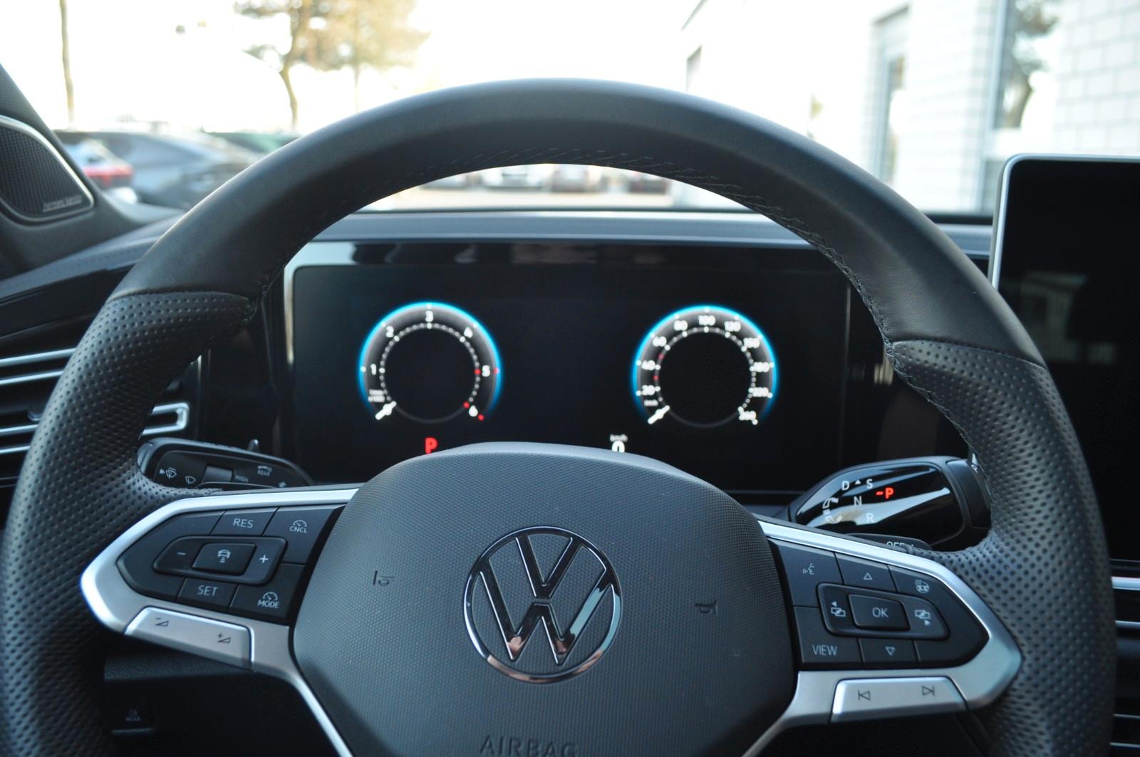 Volkswagen Tiguan 2.0 TDI  4Motion R-LINE/PANORAMA/AHK/GJR