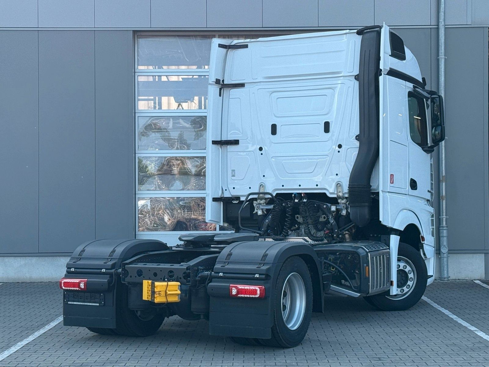 Fahrzeugabbildung Mercedes-Benz Actros 1848 LS BigSpace mit ADR