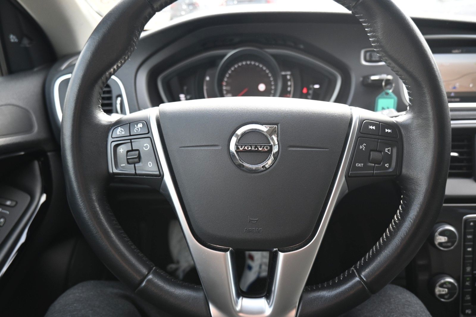 Fahrzeugabbildung Volvo V40 Cross Country D2 Momentum*Fahrass.Paket*RFK*