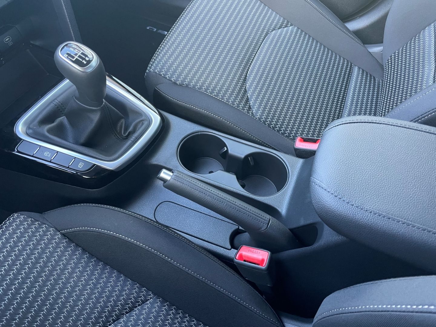 Fahrzeugabbildung Kia Ceed_sw Vision Kamera PDC VerkehrszeichERK