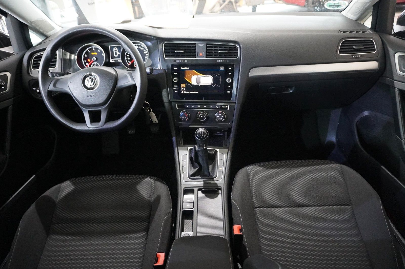 Fahrzeugabbildung Volkswagen Golf VII Lim. 1.0 TSI TRENDLINE NAVI/SHZ/PDC